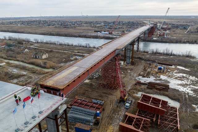    В первые дни марта на его правой моста через ВДСК завершили надвижку пролетов. Фото: Администрация Волгоградской области