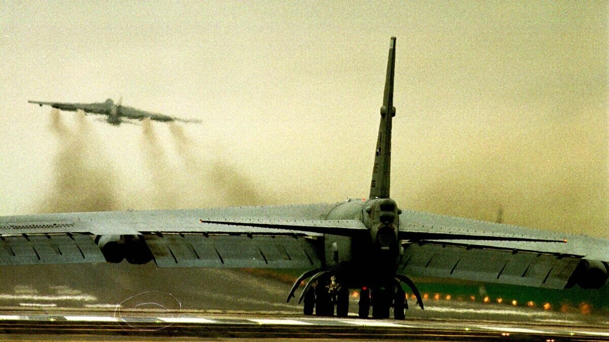    Бомбардировщик ВВС США B52 на военной авиабазе Королевских ВВС в Фэрфорде. 29 марта 1999 года© AP Photo / Alastair Grant