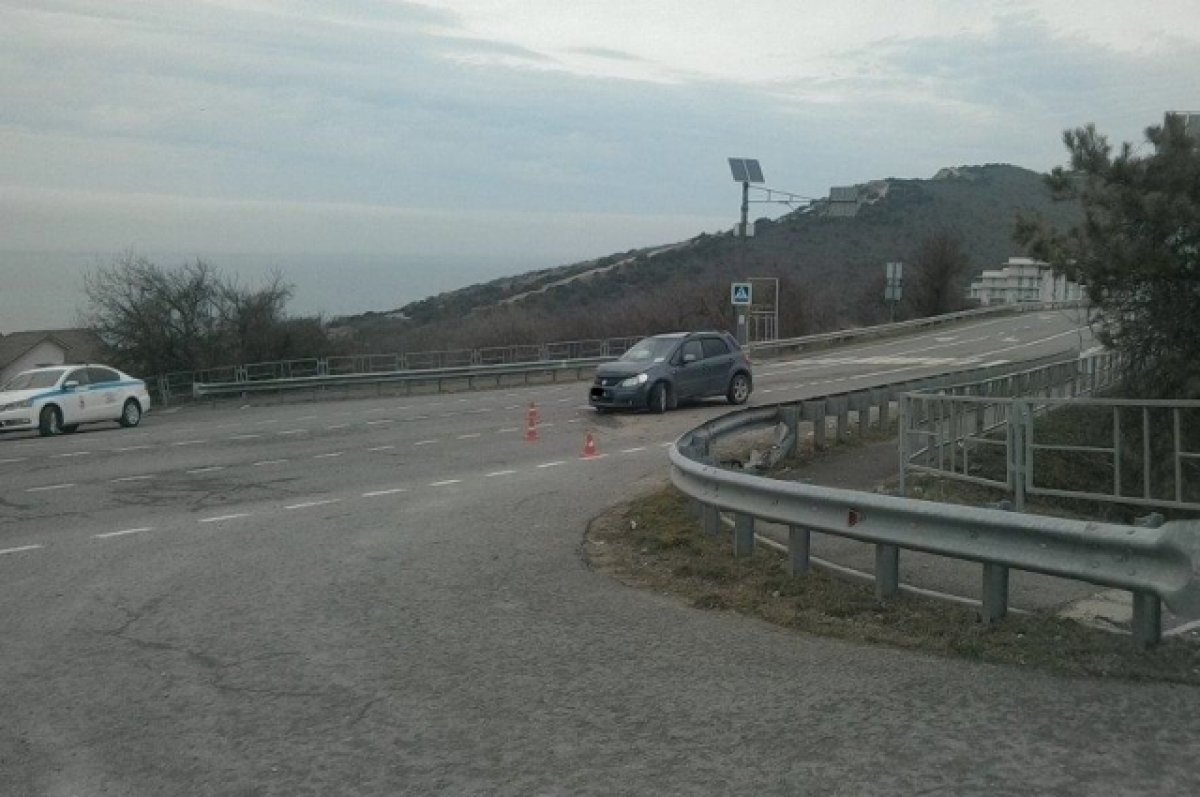    В Анапе госпитализировали водителя, врезавшегося в леерное ограждение