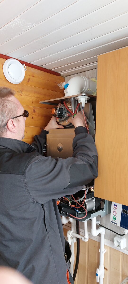 Мастер делает пуск котлу! )))