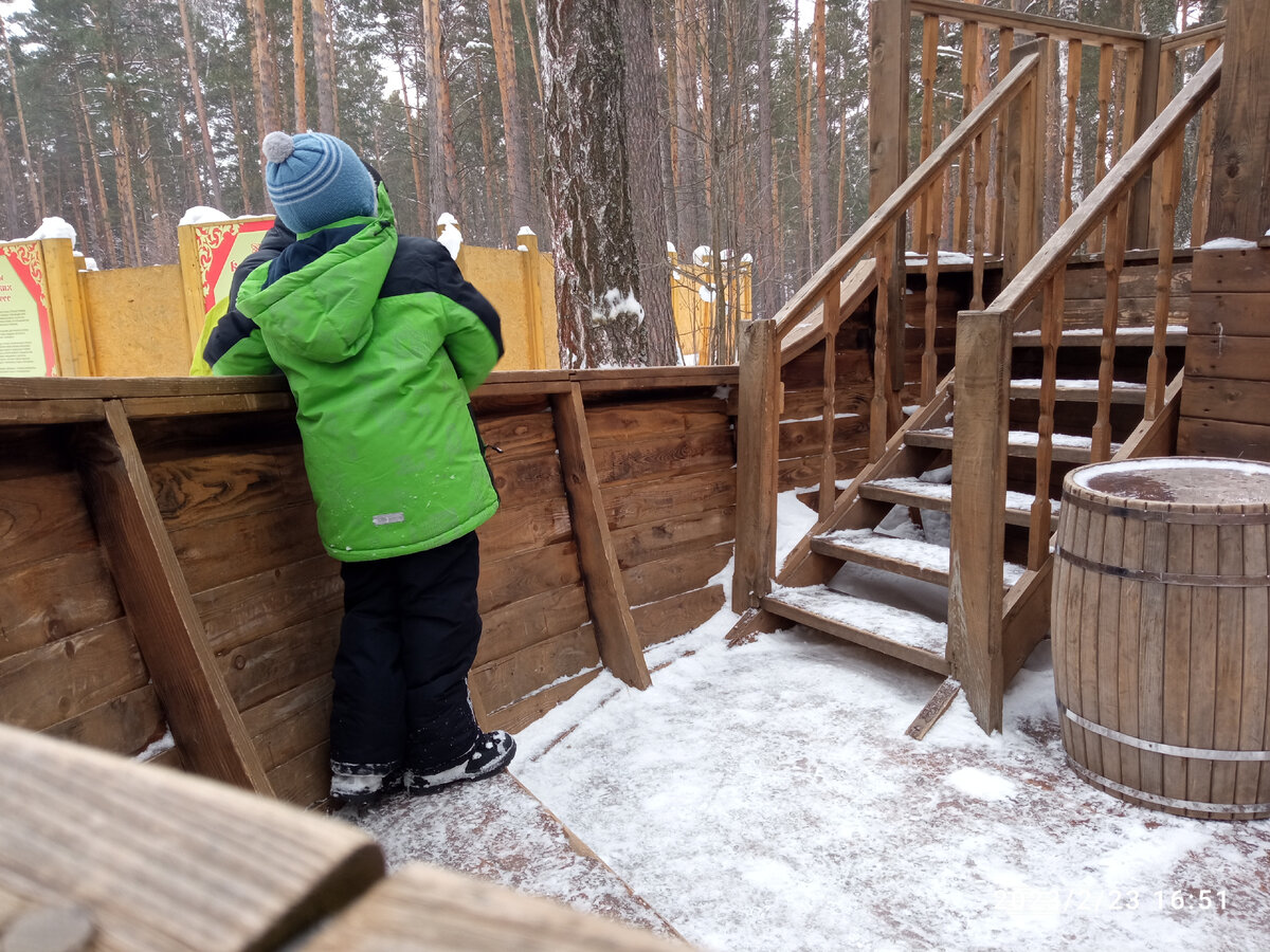 Тут не видно, но на этой фото есть отец, которому на ухо Паша шепчет: потрать на нас деньги!