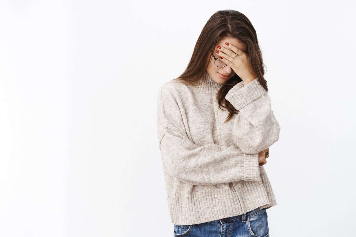 <a href="https://ru.freepik.com/free-photo/portrait-of-annoyed-and-fed-up-cute-woman-in-sweater-and-glasses-making-facepalm-gesture_17757107.htm#query=%D0%B6%D0%B5%D0%BD%D1%89%D0%B8%D0%BD%D0%B0%20%D0%BF%D0%BB%D0%B0%D1%87%D0%B5%D1%82&position=12&from_view=search&track=ais">Изображение от cookie_studio</a> на Freepik