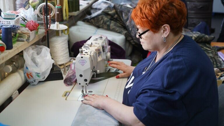    Мастерицы из Бузулука шьют для военнослужащих в зоне СВО теплые вещи Андрей Севостьянов