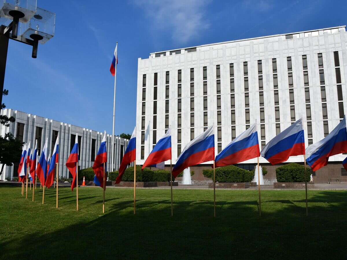    Флаги перед зданием посольства РФ в Вашингтоне© РИА Новости / Михаил Тургиев