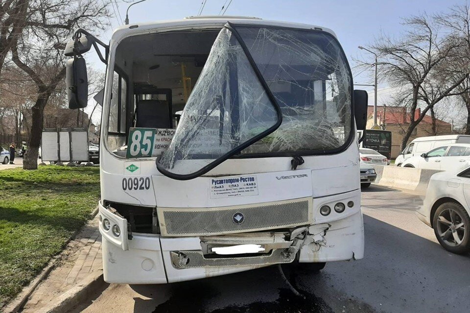     На Шолохова столкнулись автобусы № 85 и 7. Фото: отдел пропаганды ГИБДД по Ростовской области.