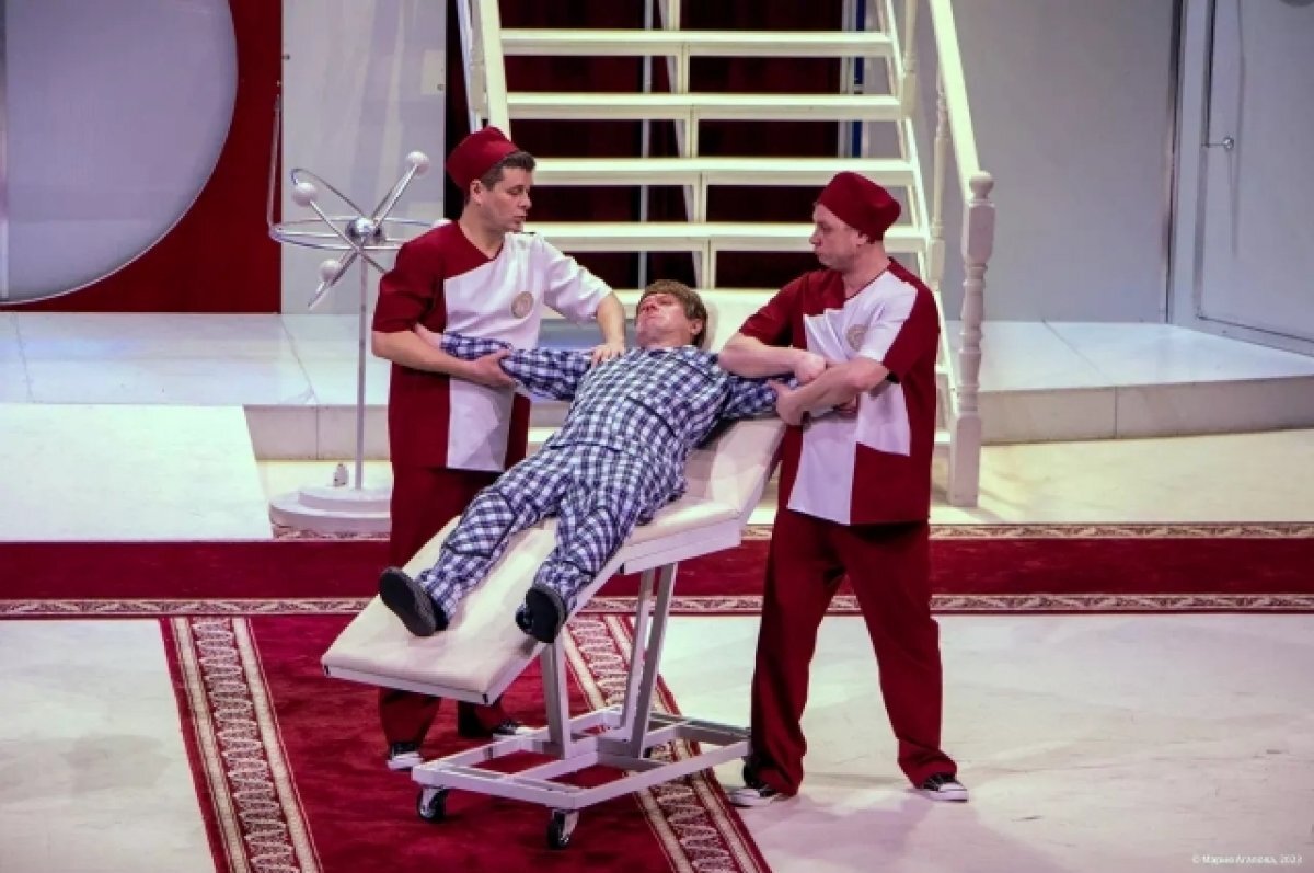    Товарищ Зайцев отправляется в «Сыроежки» за подписью к документу, но вынужден сам прикинуться отдыхающим.