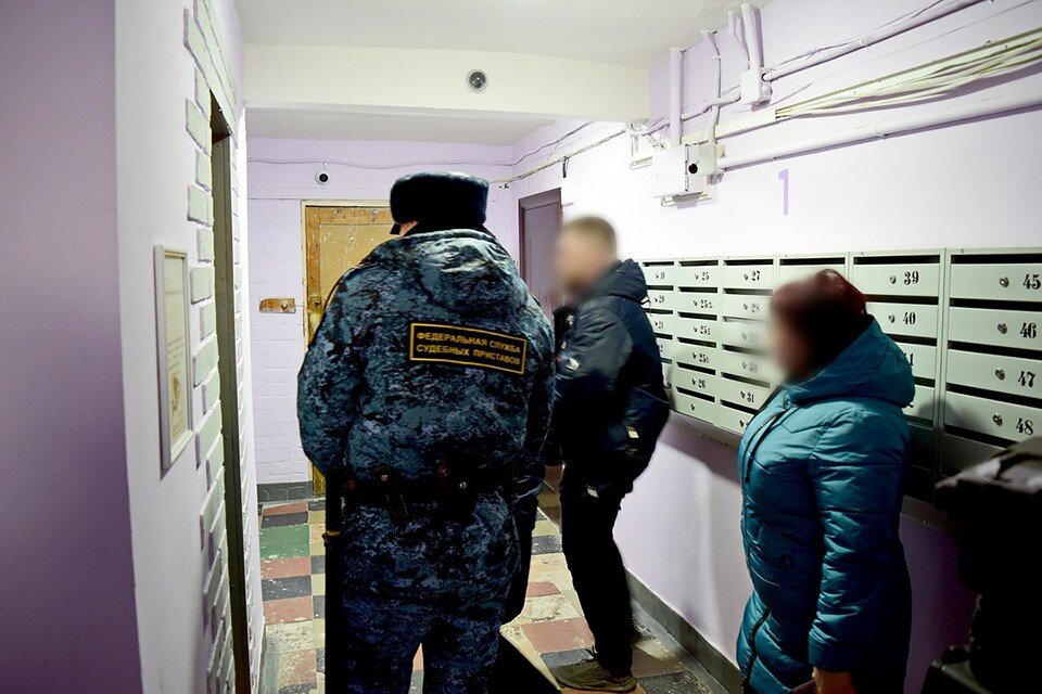     В Мурманске управляющую компанию заставили провести ремонт в подвале дома. Фото: УФССП России по Мурманской области