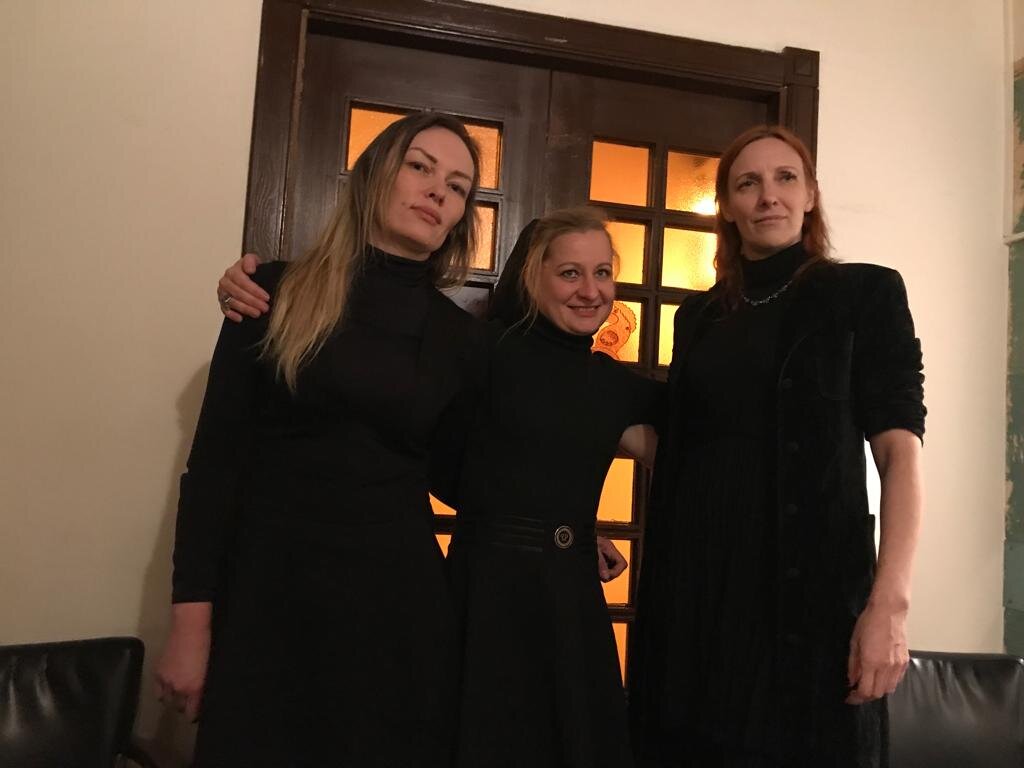 Люди в чёрном. Слева направо: Лена, я, Тэйт (поэтесса и немного певица)