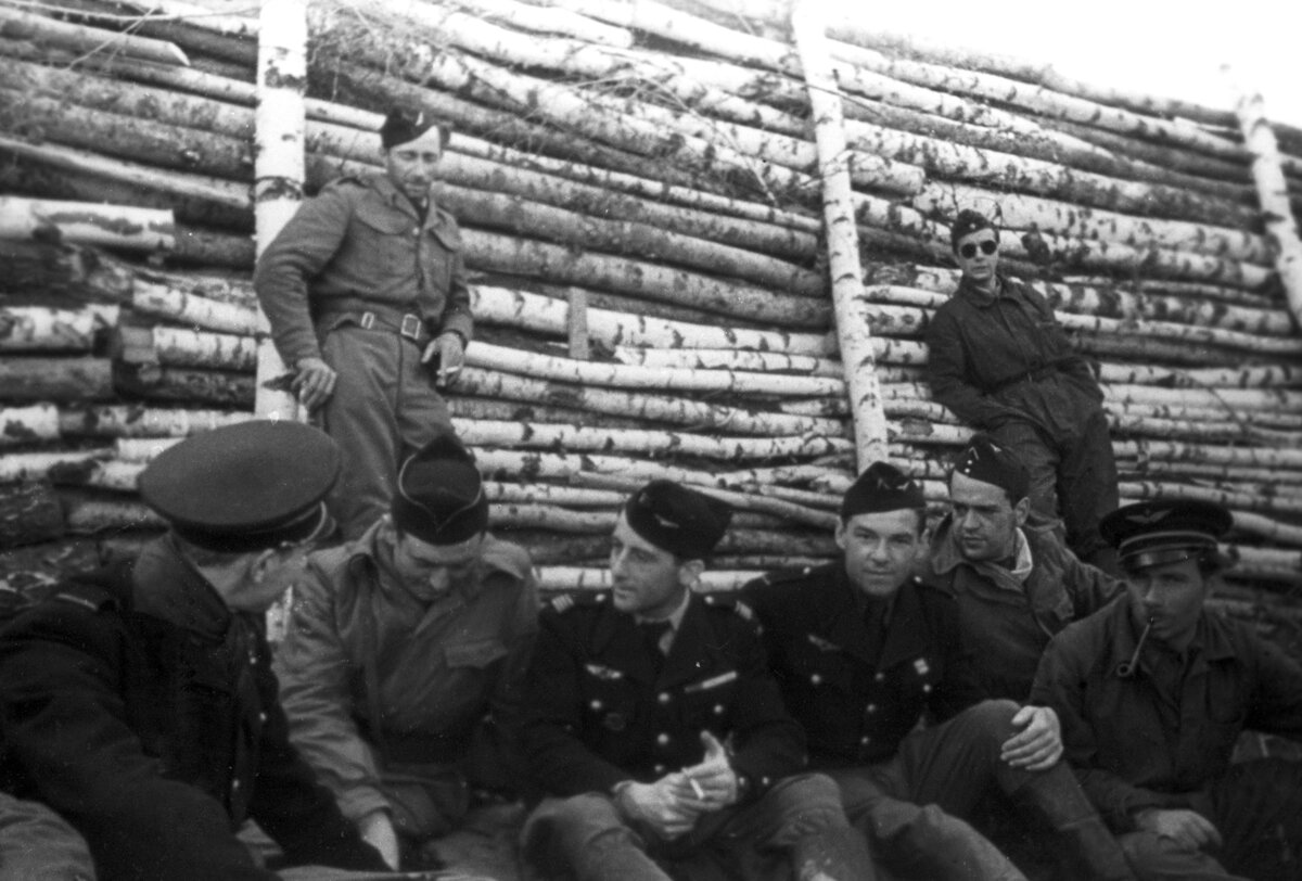    25 ноября 1942 года между командованиями Красной армии и «Сражающейся Франции» было подписано секретное соглашение о формировании на территории СССР французской авиаэскадрильи. В конце ноября в Советский Союз прибыли 14 французских лётчиков и 58 механиков / РИА Новости