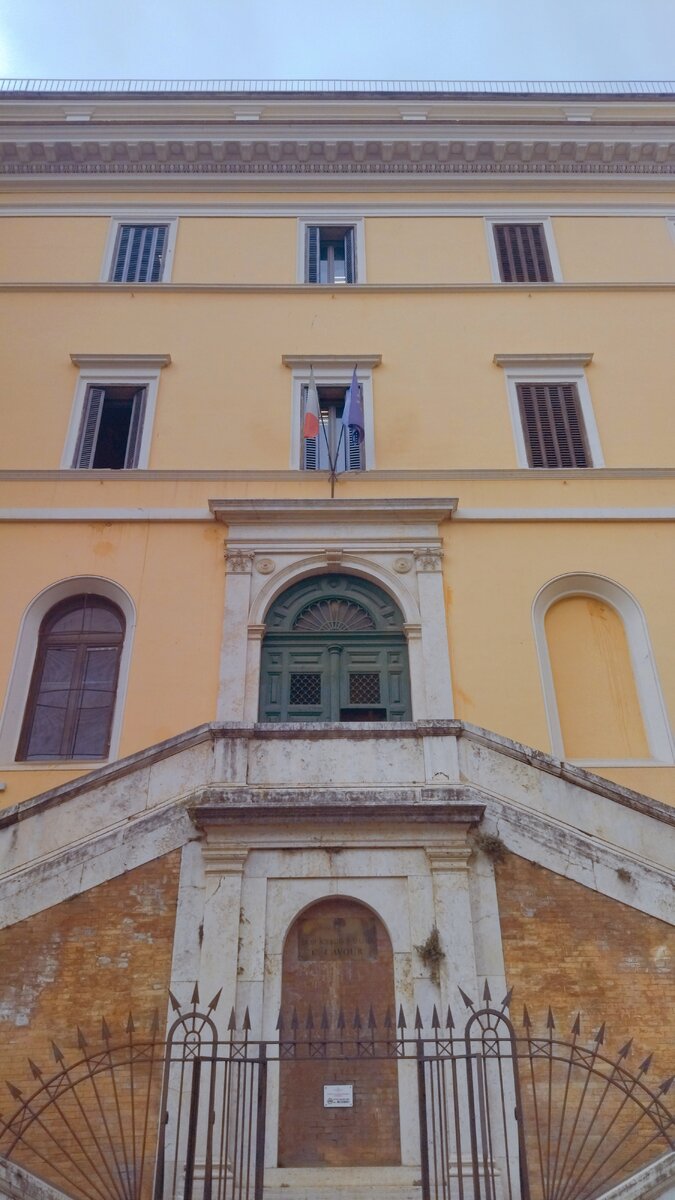 Римский лицей Кавур - на вид ничего особенного, мой советский лицей почти также выглядел. Фото автора 