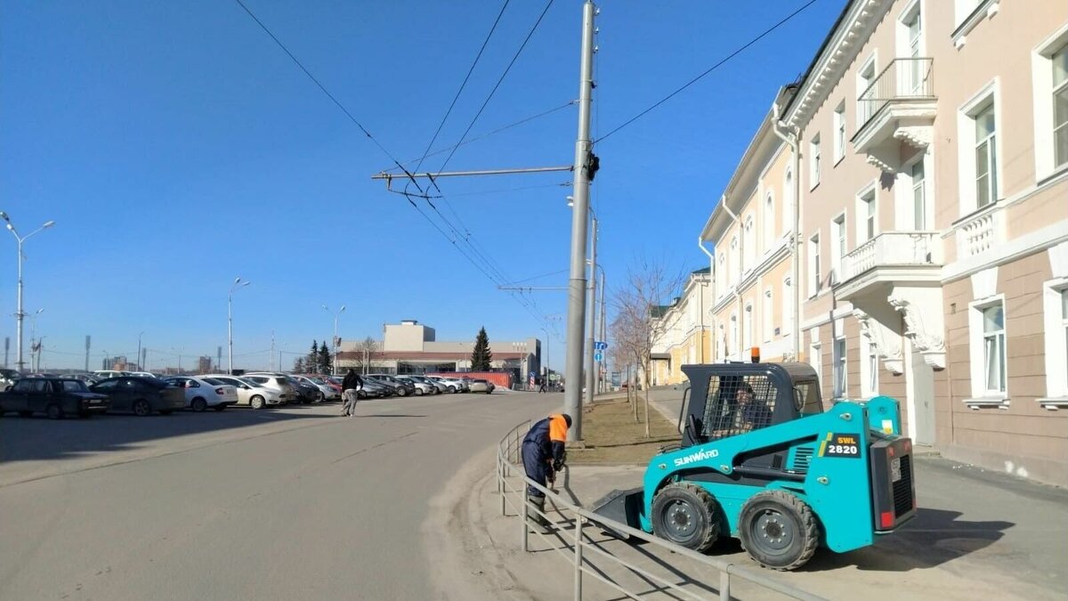     Подрядчик вывозит грязь и мусор с улиц Петрозаводска. Об этом сообщили в пресс-службе городской администрации.