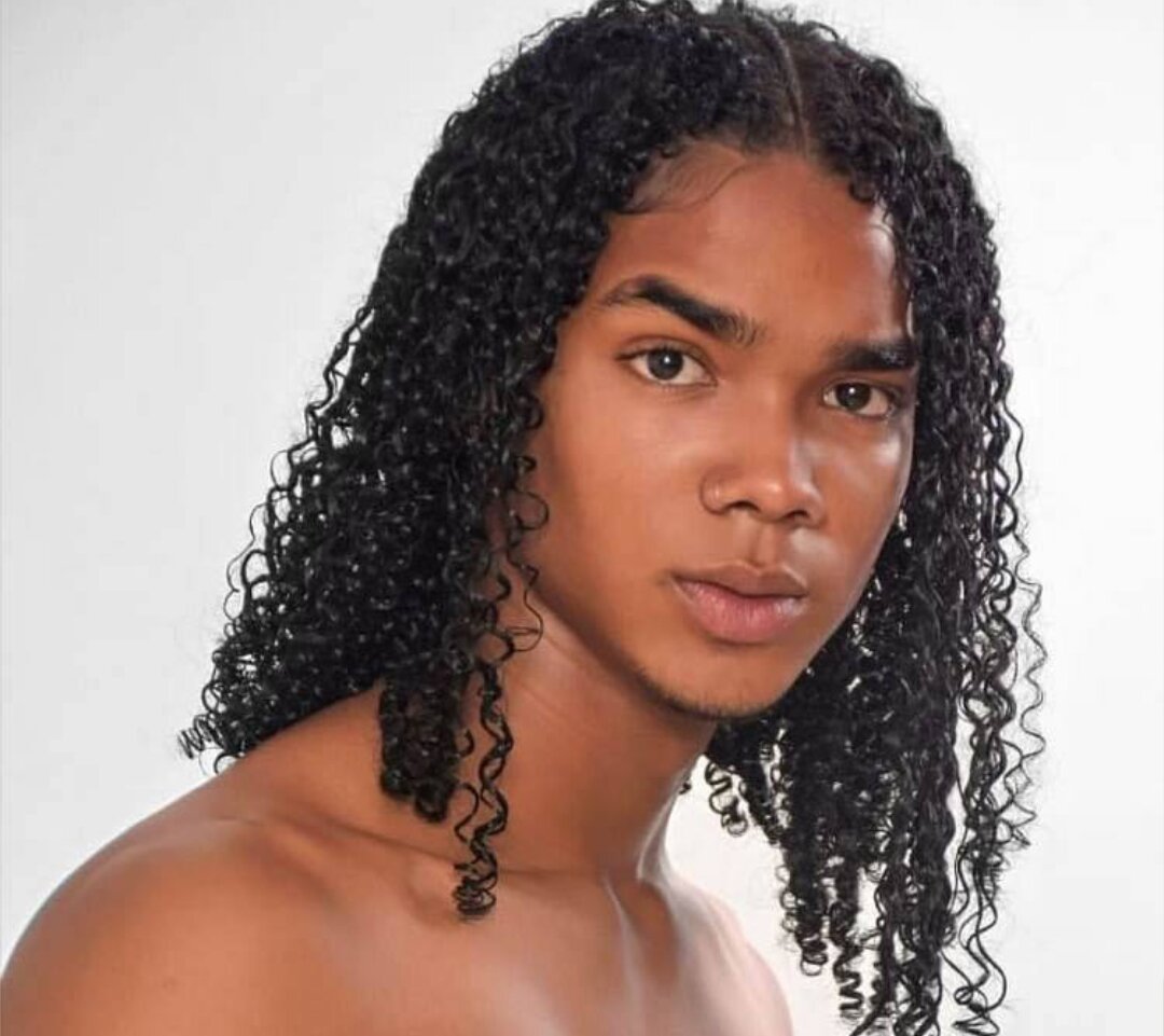 После легендарной прически маллет, следующая прическа в списке — драматическая Джерри Кёрл. Эта легендарная прическа была придумана Джери Реддингом. В восьмидесятые годы ее появление не прошло незамеченным, особенно среди афроамериканцев. Музыка, как и сегодня, оказала огромное влияние на моду и стиль. Без сомнения, кудри Джерри Кёрл приобрели популярность благодаря королю поп-музыки Майклу Джексону. Он носил эту прическу во время выхода своего короткометражного фильма-триллера.