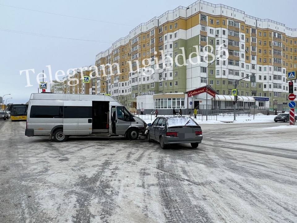    В Нижневартовске микроавтобус столкнулся с легковым автомобилем