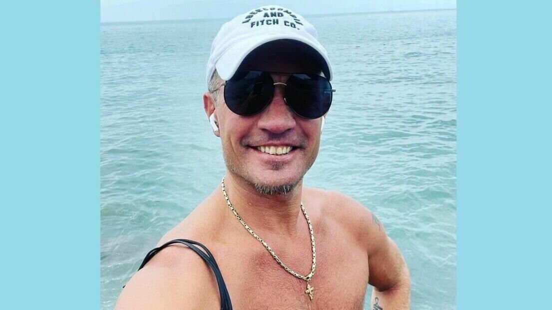     Он находится в сознании.