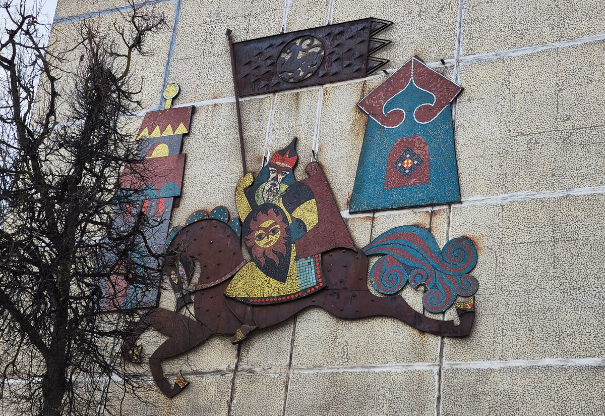 На фасаде девятиэтажки