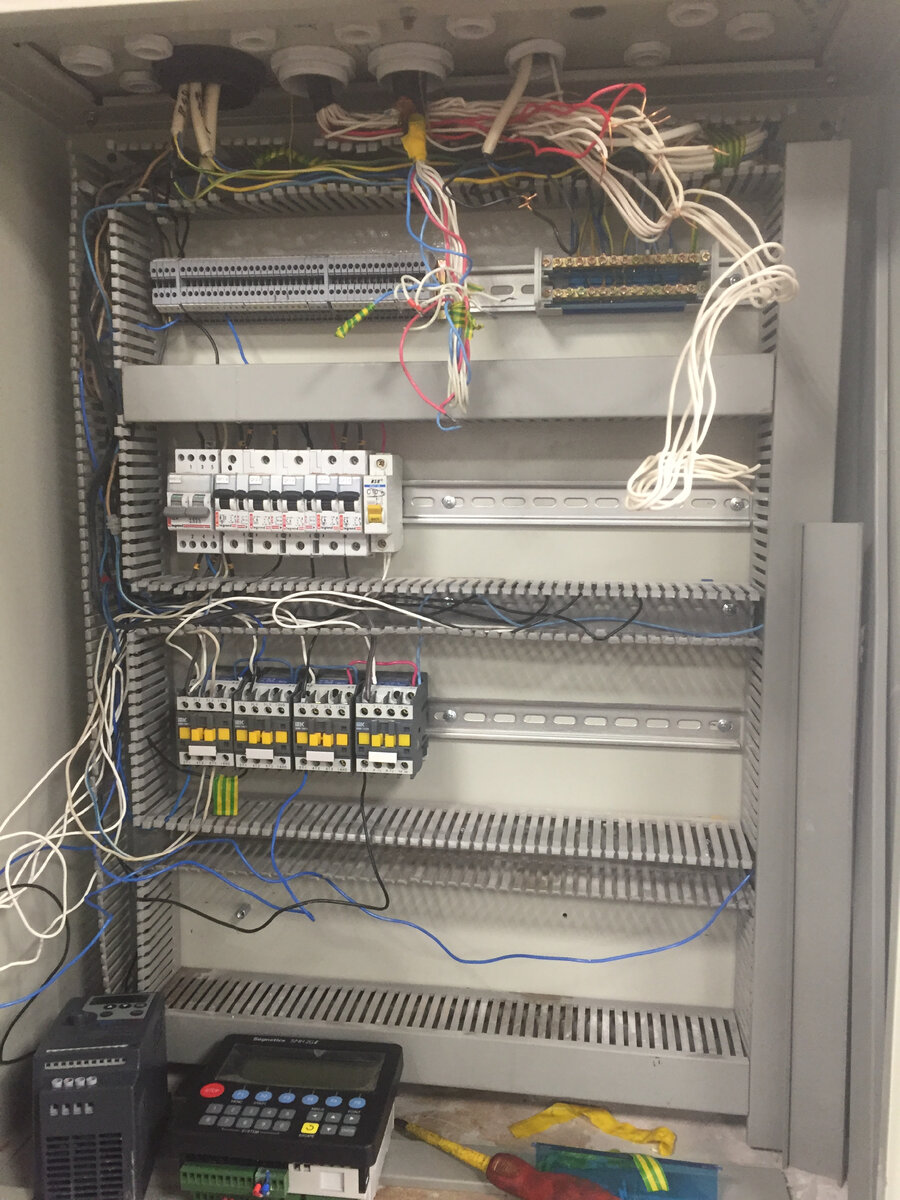 Шкаф автоматики в исходном состоянии. На полочке можете видеть новый контроллер segnetics 2Gi (на самом деле не совсем новый, их не производят сейчас)