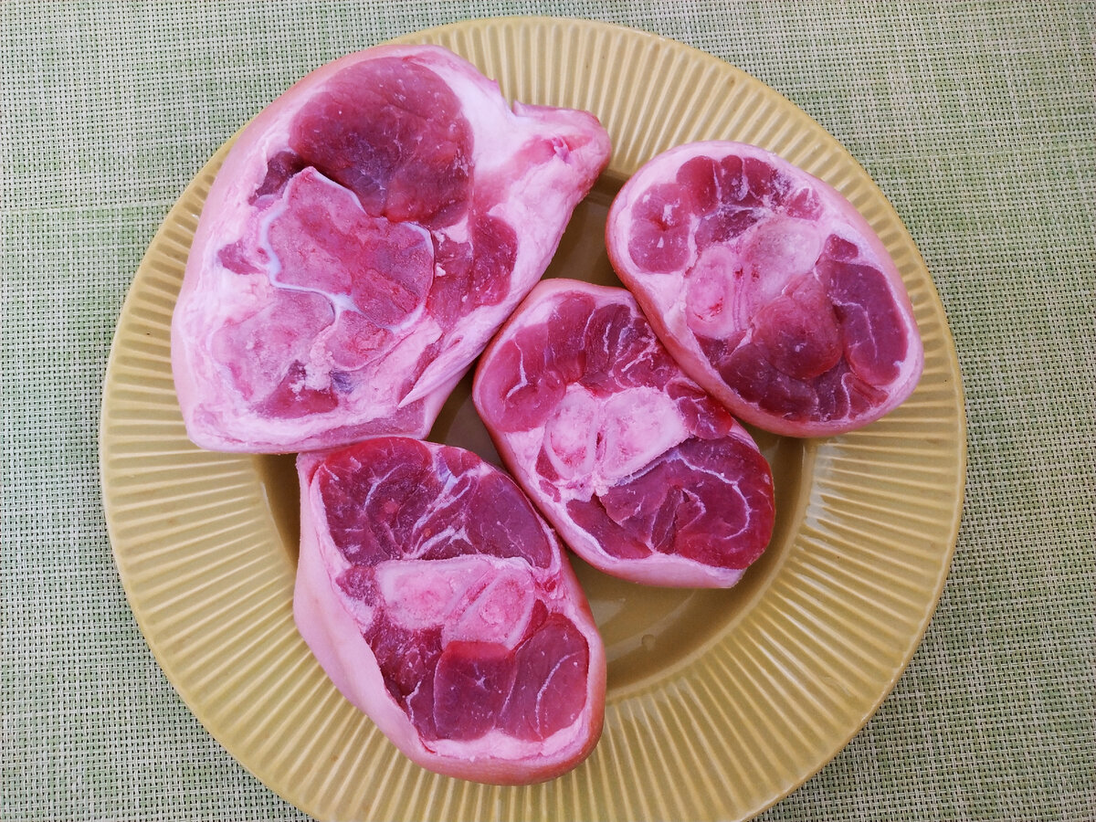 Я купил разрубленную рульку - посыпаю голову пеплом. Но не выбрасывать же ее, миленькую???!!!