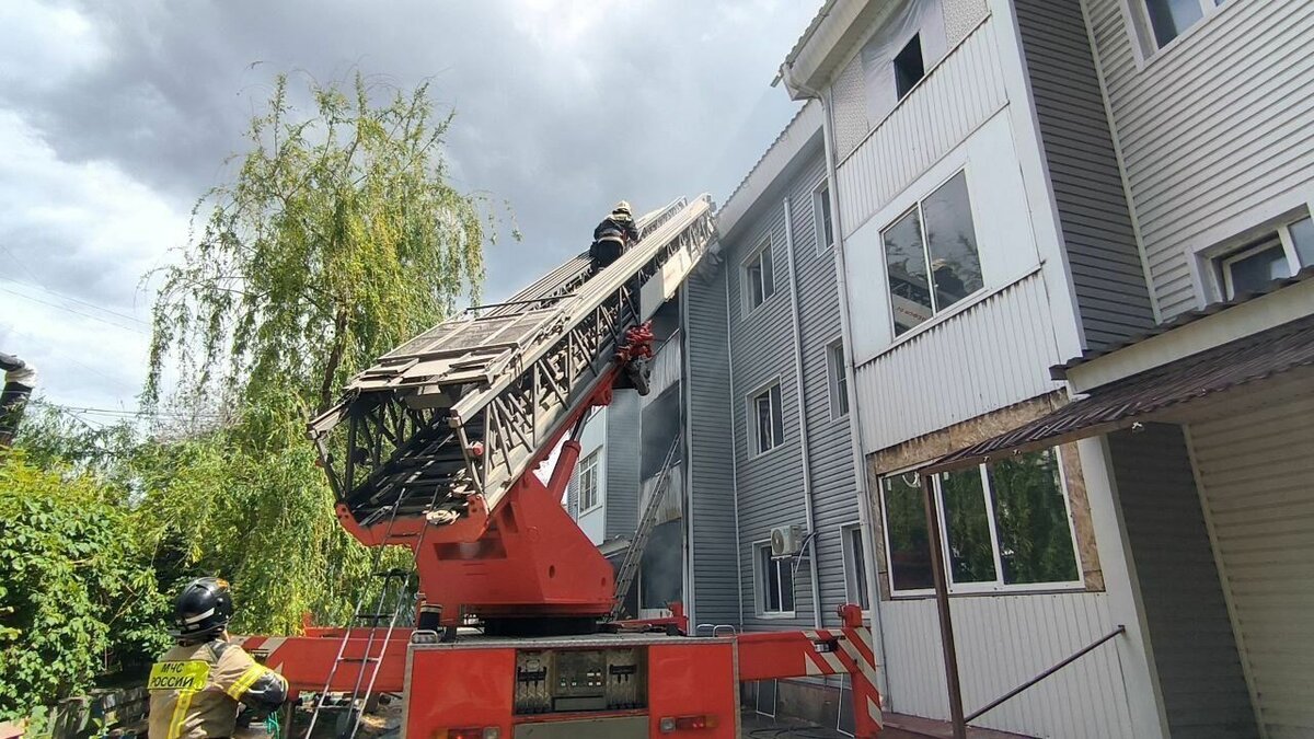    В Городищенском районе Волгоградской области спасателям пришлось эвакуировать 30 жильцов и «вооружиться» шуруповертами при тушении пожара в доме, чтобы вскрыть крышу и добраться до огня. К счастью, в инциденте никто не пострадал, сообщает региональное ГУ МЧС.
