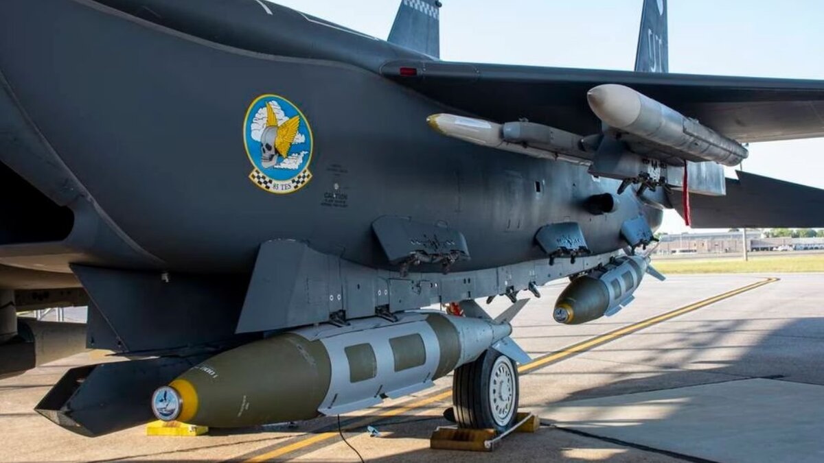 Планирующие бомбы GBU-31 (JDAM) на подвеске истребителя F-15E Strike Eagle. Фото: ВВС США