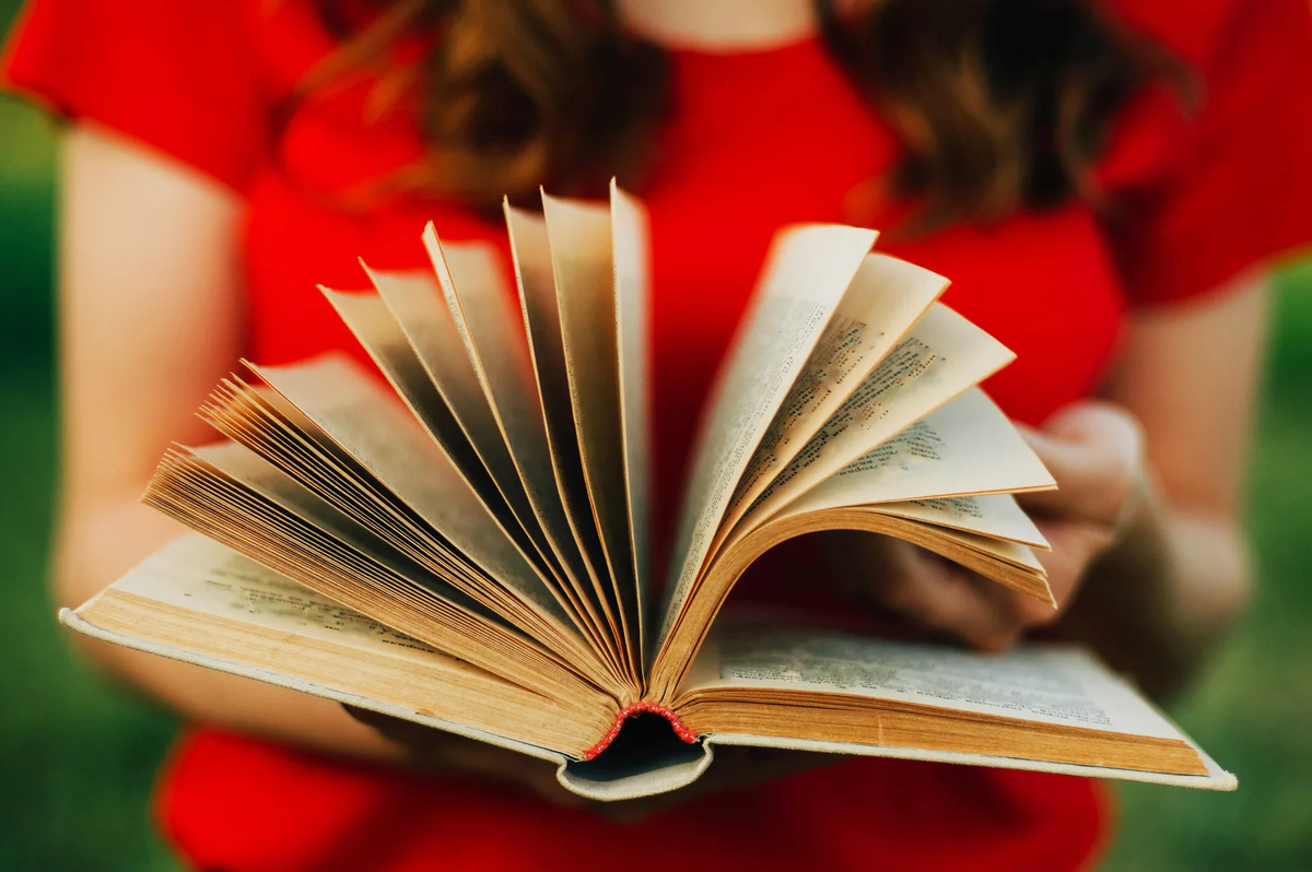 Выборочное чтение иллюстрации. Культура чтения картинки. Книга крупным планом. Чтение книги Smart.