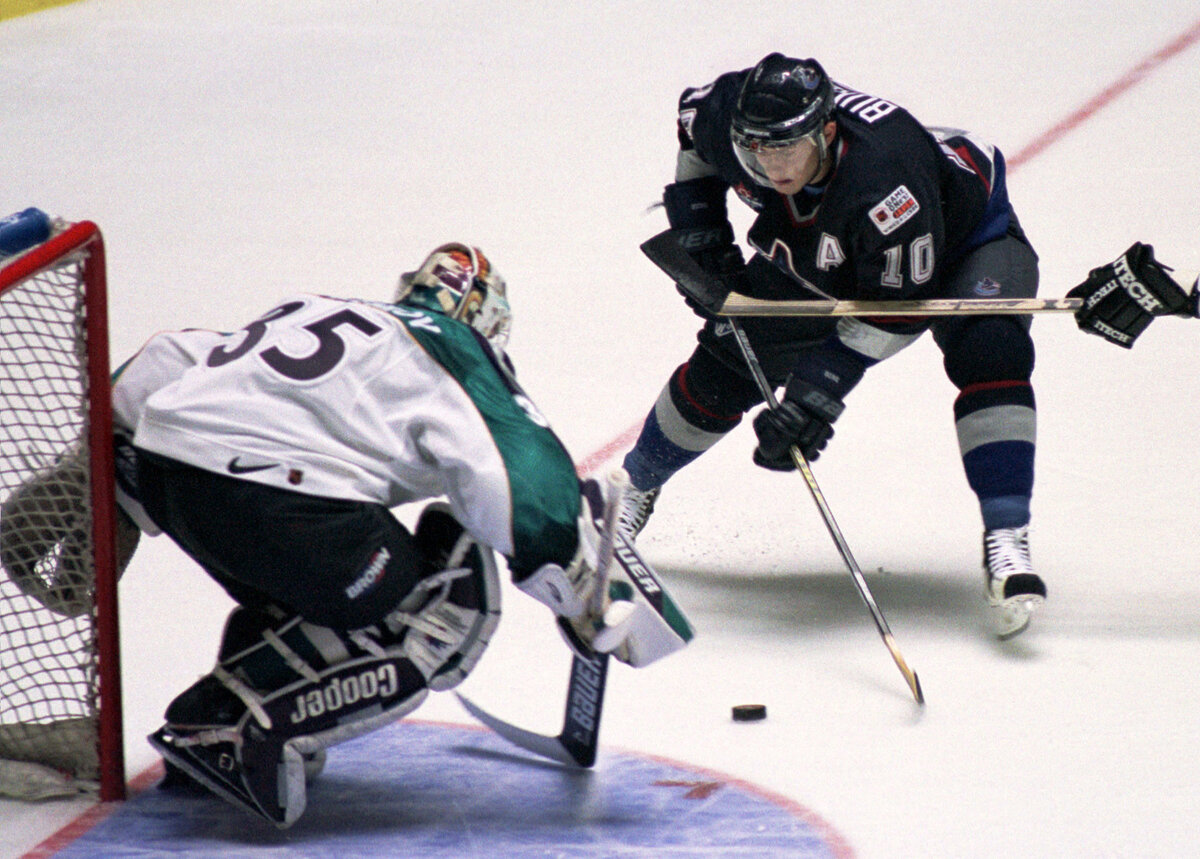 В атаке форвард «Ванкувера» Павел Буре (1997 год). Фото Reuters