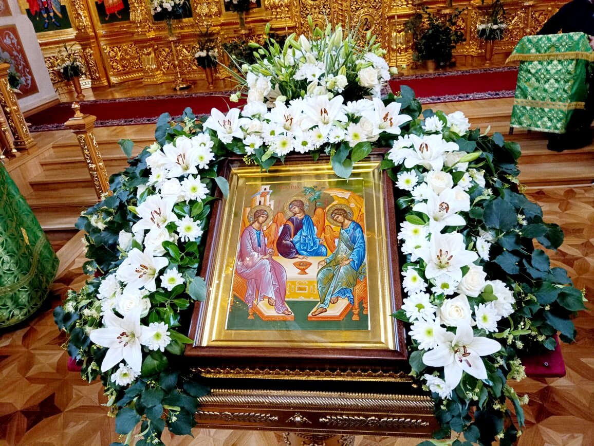 Икона "Троица"  В этот день она лежит на аналое - высокой тумбе  в центре храма. Первую икону написал Андрей Рублев. 