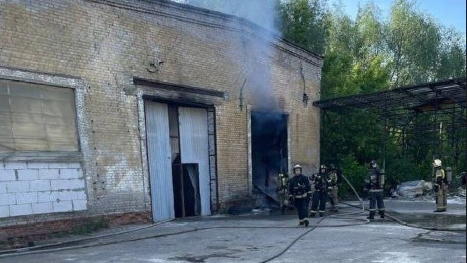     Мощный пожар вспыхнул на территории завода «Красная Этна» в Нижнем Новгороде. Об этом информирует пресс-служба ГУ МЧС.