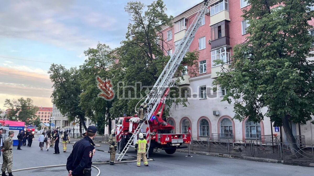     На крупном пожаре в многоэтажном доме №8/2 на улице Чехова в Казани спасли двух человек. Об этом сообщила пресс-служба ГУ МЧС России по Татарстану.