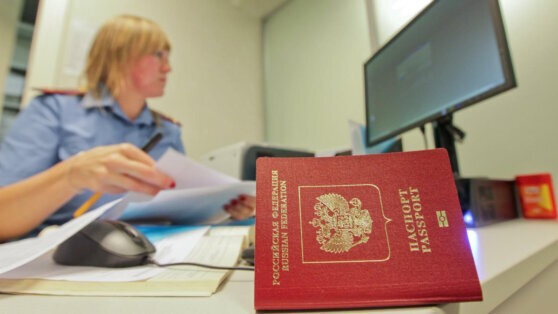    Первые жители ЛНР получили загранпаспорта РФ Игорь Серебряный