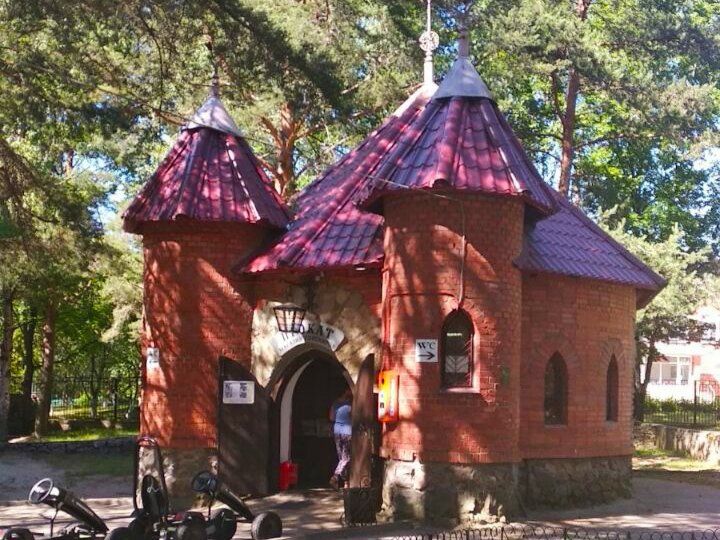 Так оформлен сувенирный магазинчик) Также здесь можно оформить прокат велосипедов и самокатов. Фото автора канала "Питер на все случаи жизни "