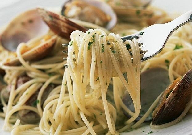 Паста на морскую тему - это очень вкусно и типично для итальянского побережья.