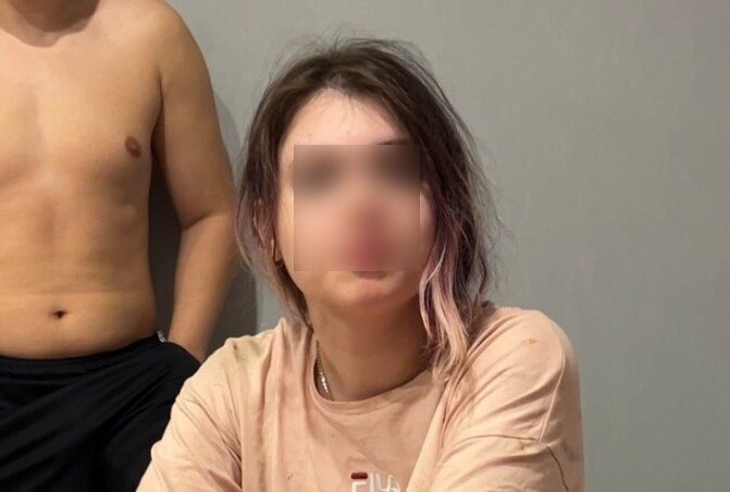 Лера огорчена из-за ночного конфуза. Поэтому лицо на снимке я сделал размытым.