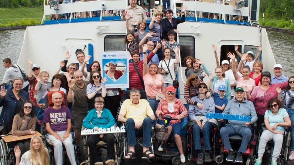 Фото: из архива фонда «Живи сейчас»📷Наталья Луговая (в центре) с подопечными фонда фонда «Живи сейчас»