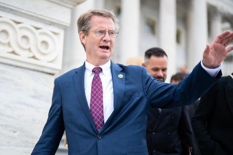 Член палаты представителей Тим Берчетт вылетел с брифинга через несколько секунд после его начала, назвав заключение «фальшивым». CQ-Roll Call, Inc через Getty Images.