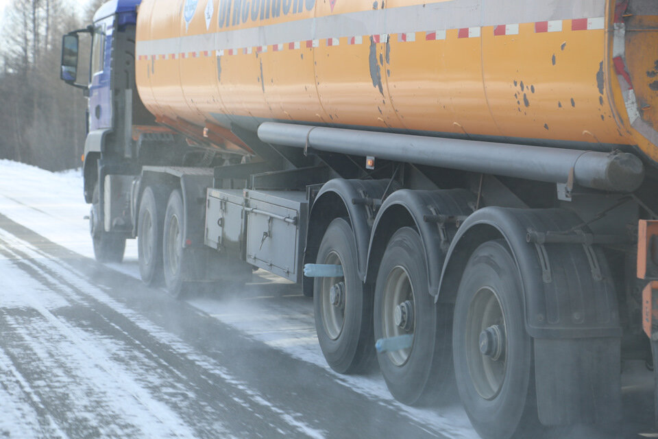 Многие видели пустые пластиковые бутылки, прикрепленные к колесам грузовиков. Для чего это делают профессиональные водители грузовиков мы вам сейчас и расскажем.