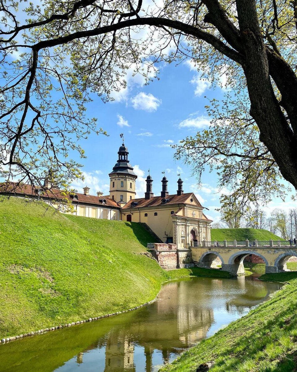 Несвижский замок окружен пяти озерами, которые придают ему особую магию и живописность