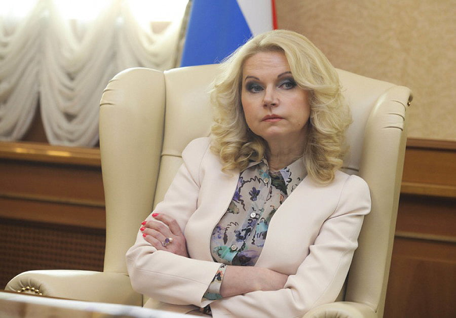 Татьяне Голиковой с её миллионным доходом удаётся поучать народ, как ему выживать на копеечные зарплаты.  К тому же, она объясняет, по каким причинам люди такие бедные.-4