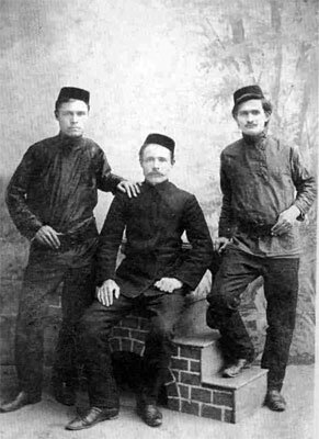 Галимджан, Шакирджан Ибрагимовы и Шагит Ахмадеев. Казань. 1910 г.  Судя по ремням и   длине волос, революционные настроения налицо. См. публикацию Лилии Габдрафиковой : https://zen.yandex.ru/media/liliyagabdrafikova/dlia-chego-tatarskoi-molodeji-ponadobilis-dlinnye-volosy-remen-a-takje-chernoe-s-krasnym-5ef0676b53b884758af48ddd  