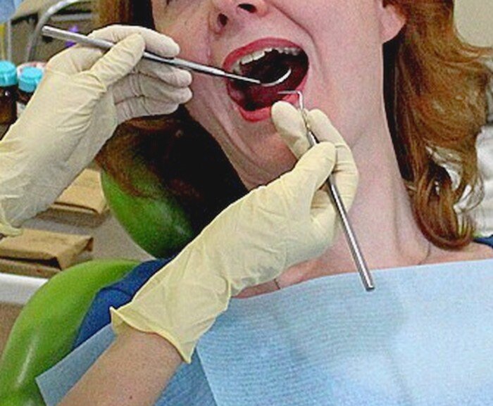 Визит к стоматологу раз в полгода минимум - это правило хорошего тона