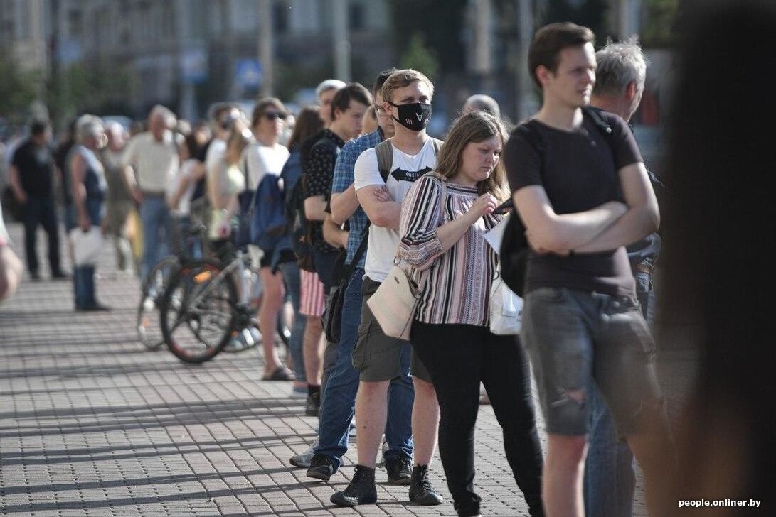 Очередь в пункт сбора подписей за оппозиционного кандидата. Минск. Фото из открытого источника в Яндексе