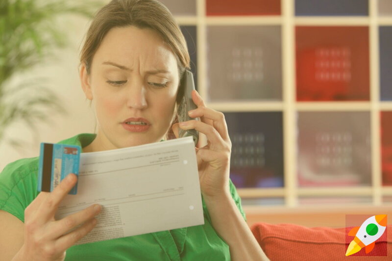 Почему банк снимает деньги с кредитной карты?