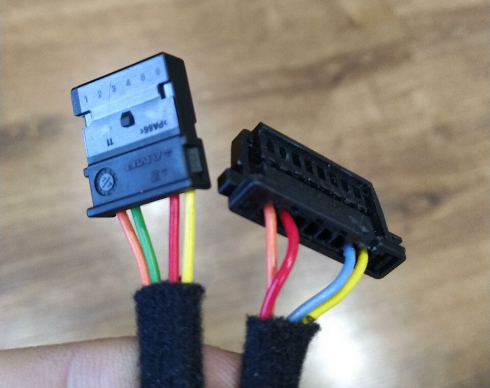 На блоке справа (КК) меняем местами красный и голубой провод. Также добавляем дополнительный провод в оплетку (можно взять из проводов от старых кнопок), вставляем в пин 3.