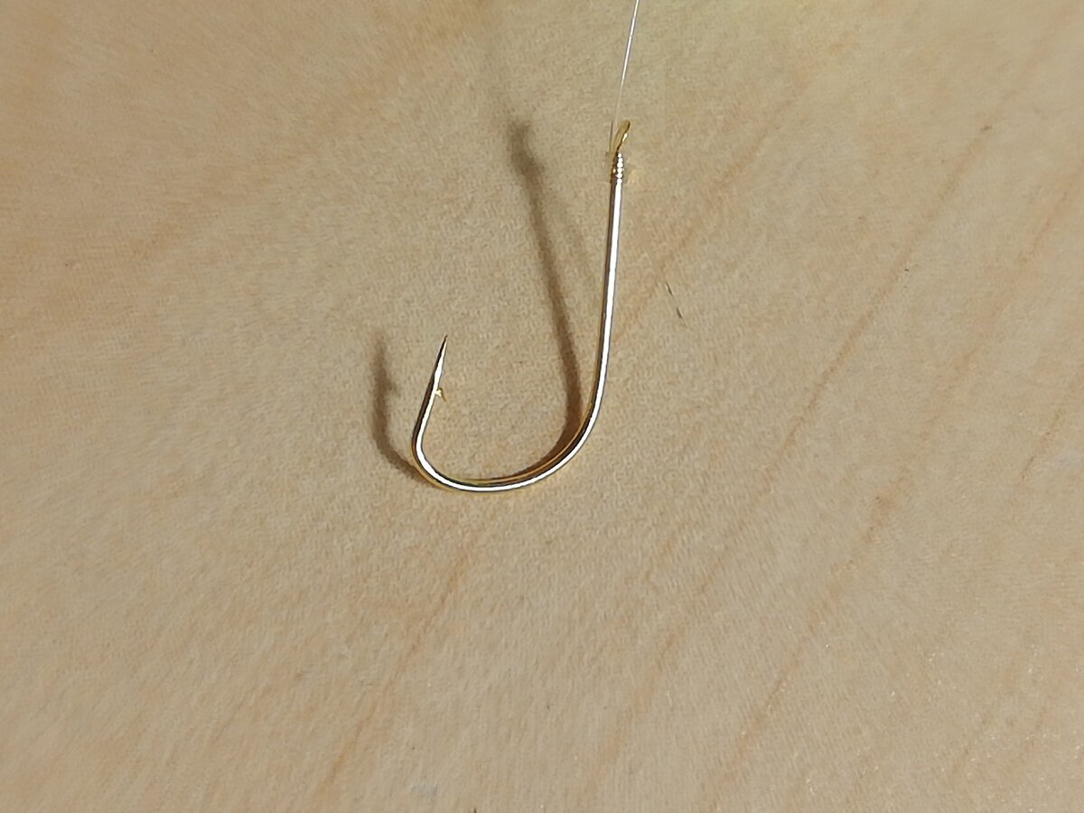 Рыболовный крючок с бородкой.