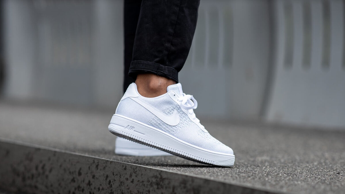 Белые кроссовки.