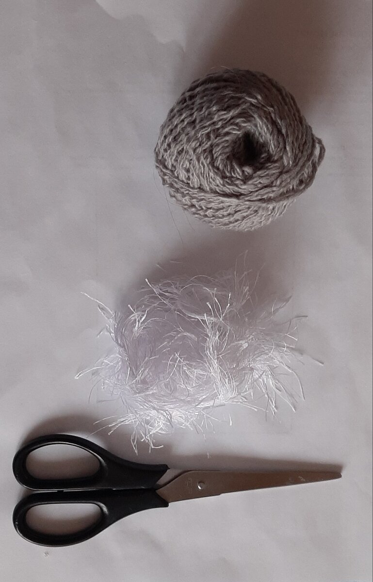 Пряжа и ножницы.