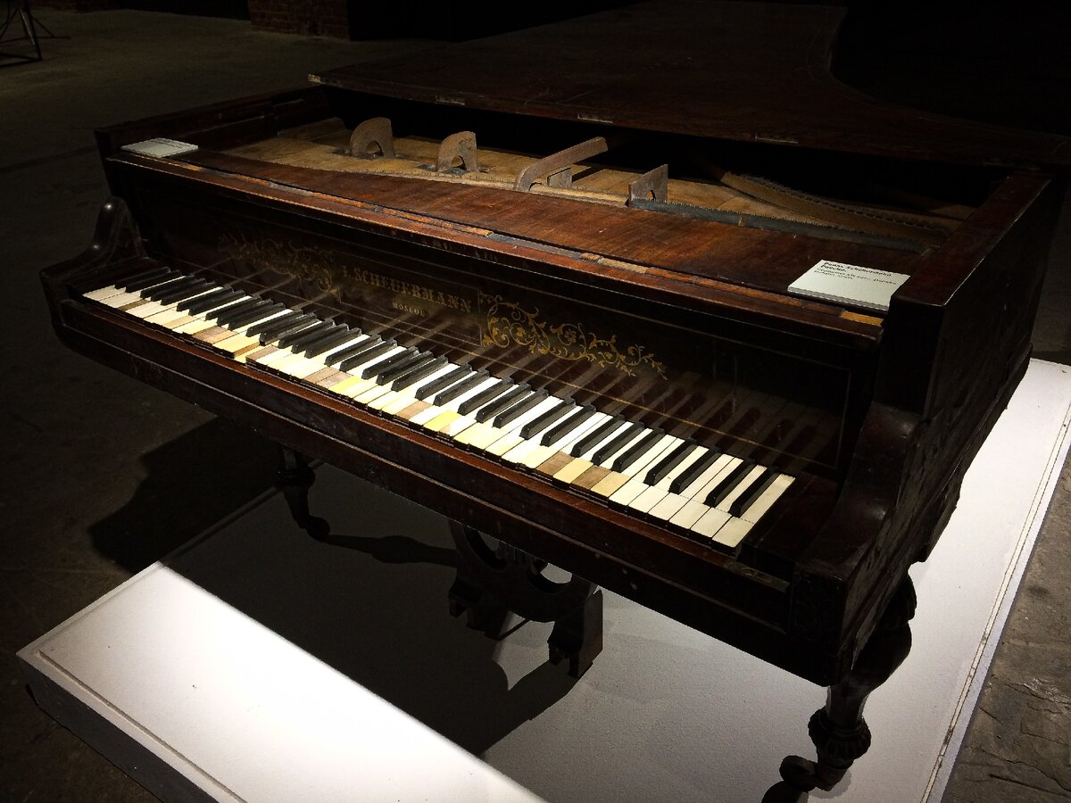 I.Scheuermann — по слухам, Шеурман был одним из первых фабричных изготовителей фортепиано и роялей в Москве. Создан примерно в начале 19 века. На корпусе красуется надпись: «Moscou».