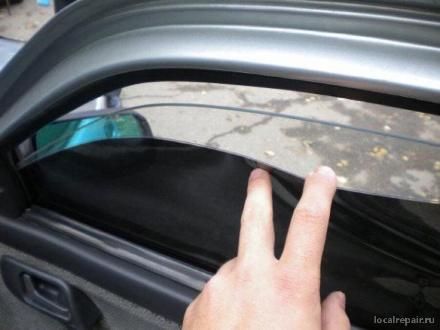 Как снять старую тонировку с заднего стекла #autonews Como tirar o insulfilm do carro: Insulfilm é uma marca que acabou vir