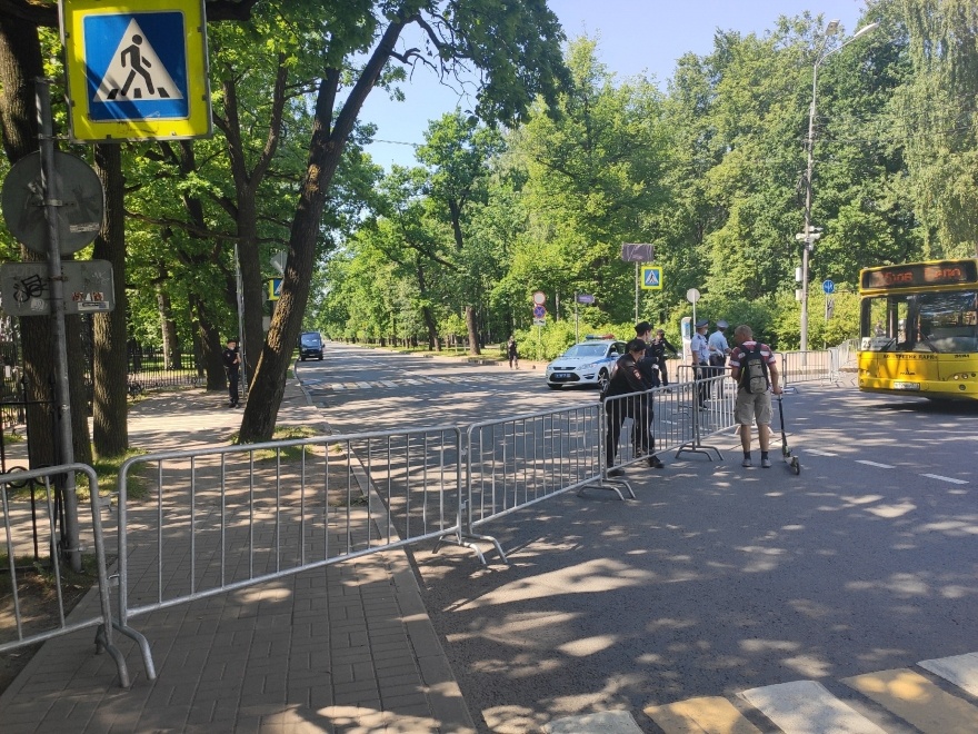 
Полицейские, дежурящие у парка | Фото: «Карповка»