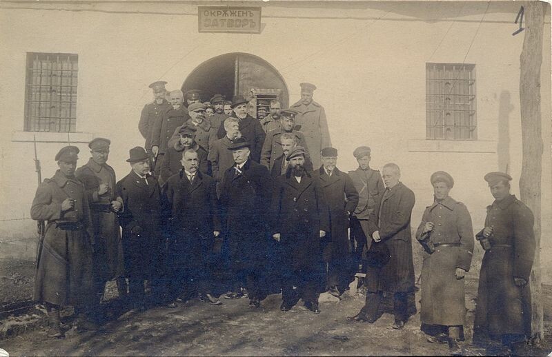 Обвиняемые Четвёртым Государственным судом 14 февраля 1923 года на пороге Шуменской тюрьмы