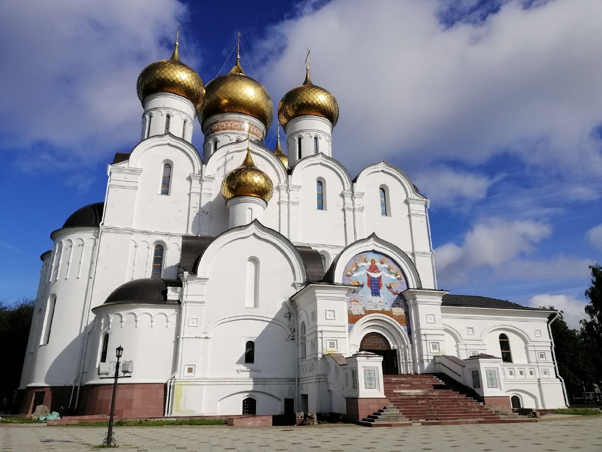 Успенский собор на Которосльной набережной